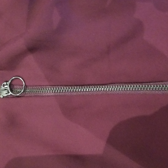 Torid Burgundy adjustable strap zippered front elastic back flowy top sz 2=2X - Picture 4 of 8